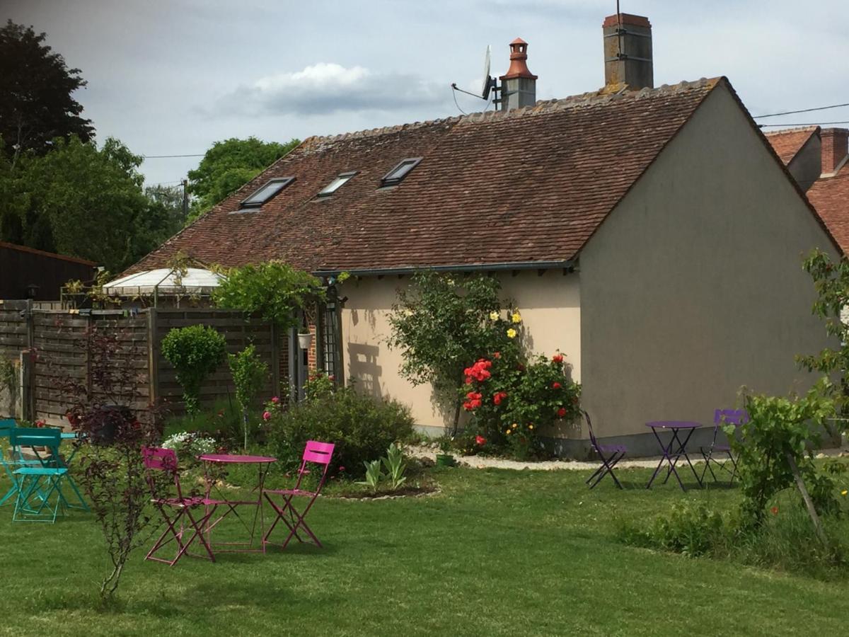 Chantilly ,Petit Dejeuner Et Table D'Hotes Possible Noyers  Buitenkant foto