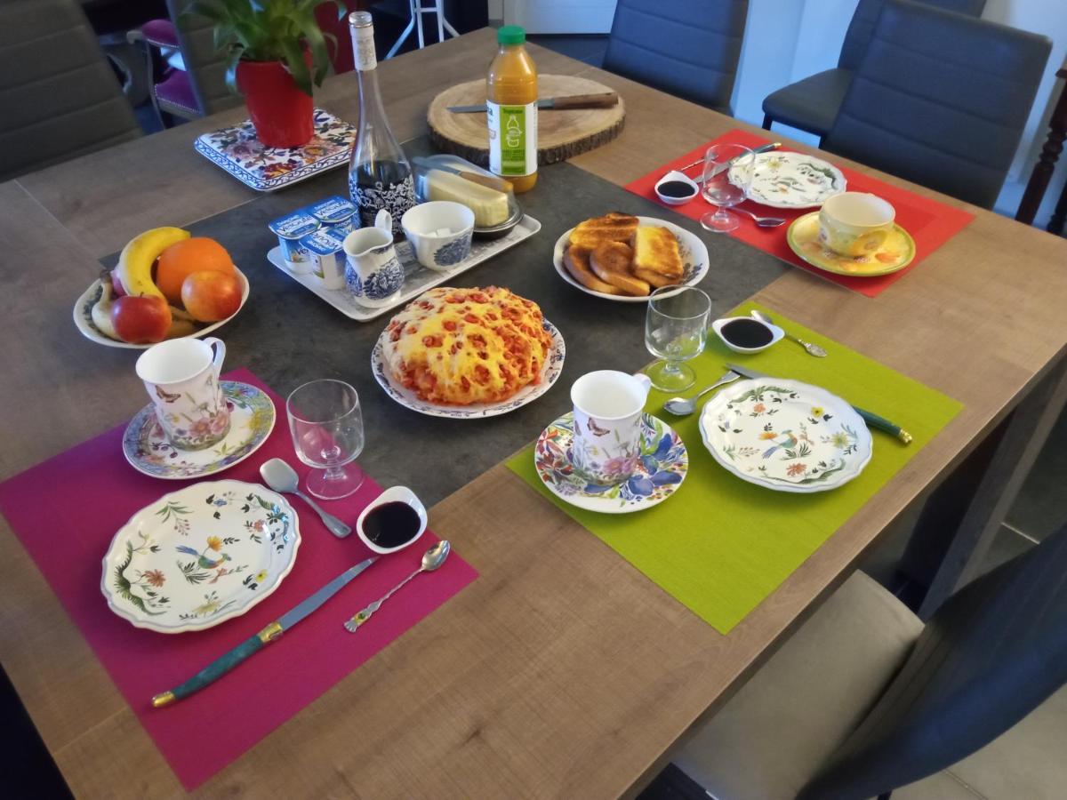 Chantilly ,Petit Dejeuner Et Table D'Hotes Possible Noyers  Buitenkant foto