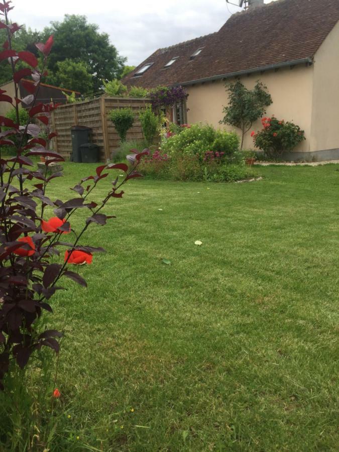 Chantilly ,Petit Dejeuner Et Table D'Hotes Possible Noyers  Buitenkant foto